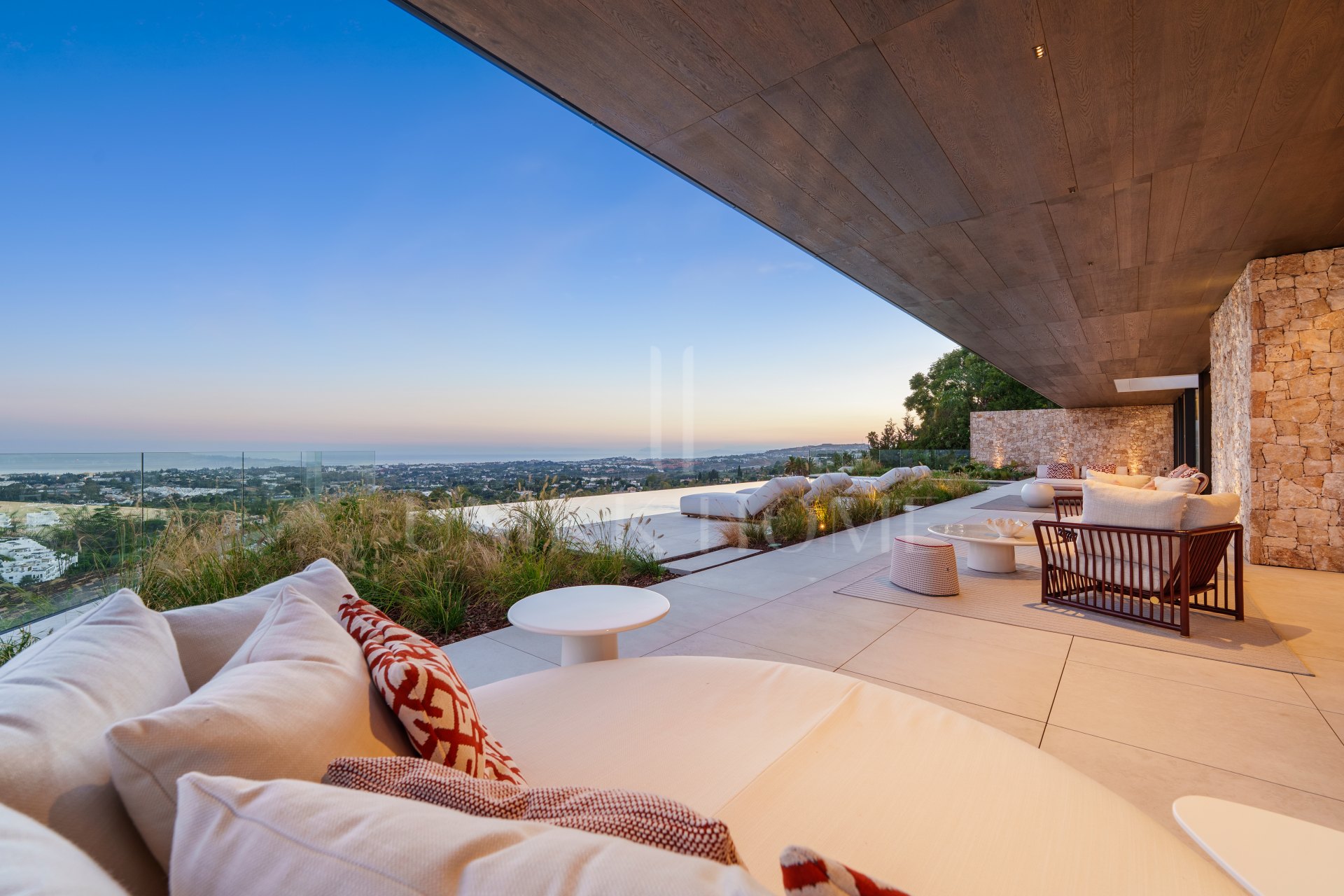 Villa for sale in El Herrojo, Benahavis