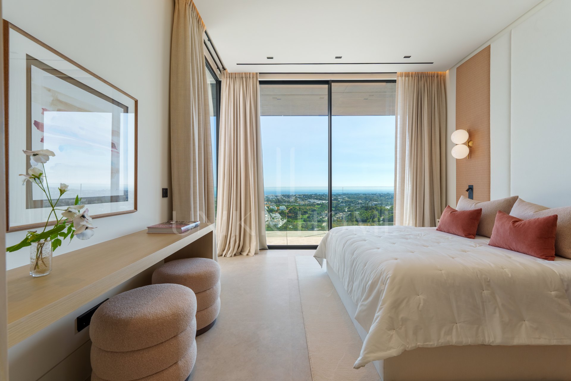 Villa for sale in El Herrojo, Benahavis