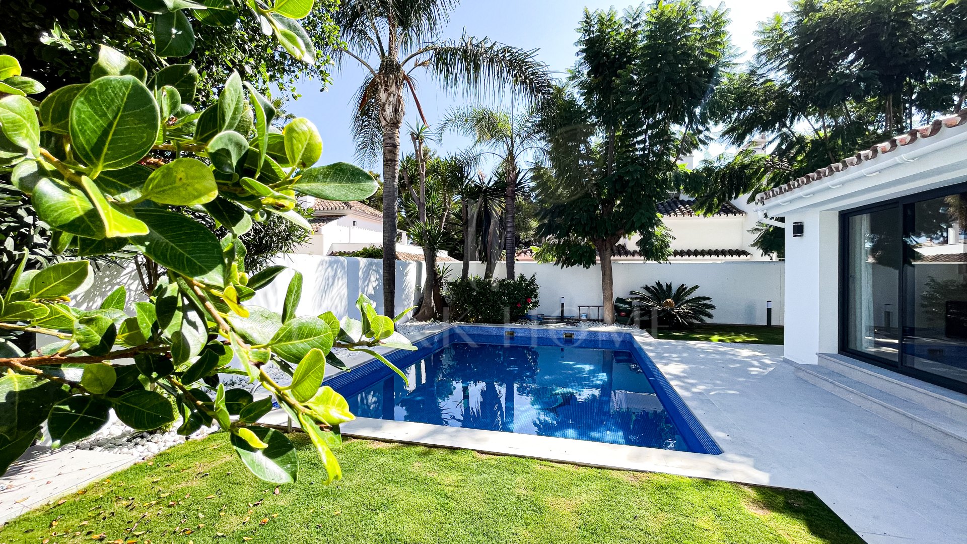 Villa for sale in Rodeo Alto, Nueva Andalucia