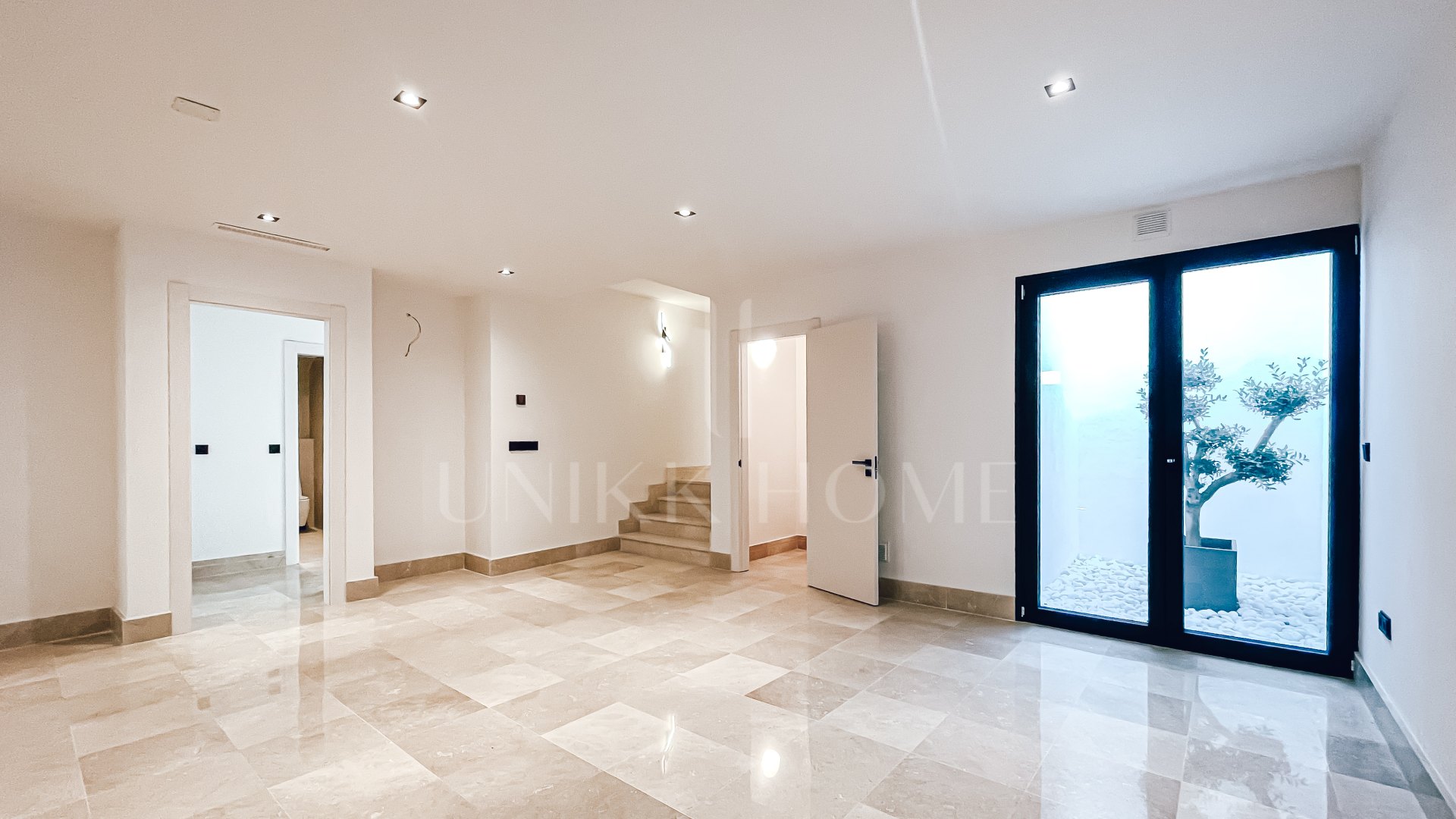 Villa for sale in Rodeo Alto, Nueva Andalucia