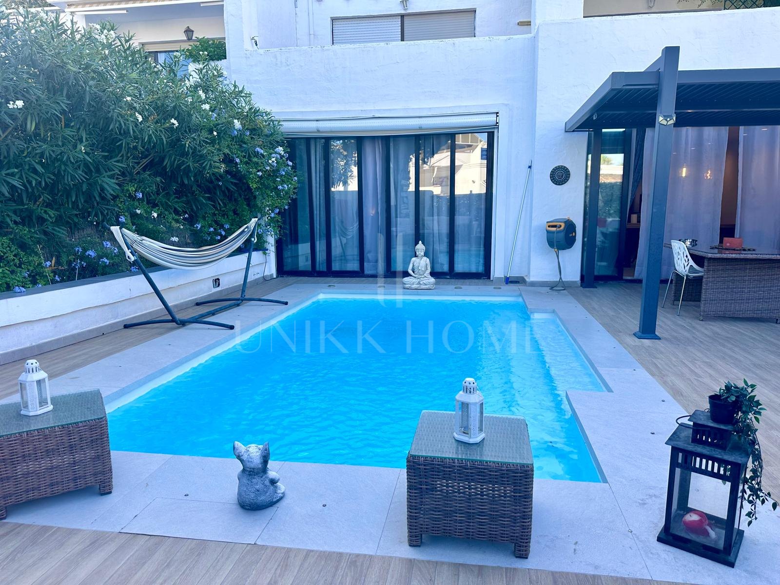 MODERNO APARTAMENTO BAJO - TOTALMENTE REFORMADO Y CON PISCINA PRIVADA.