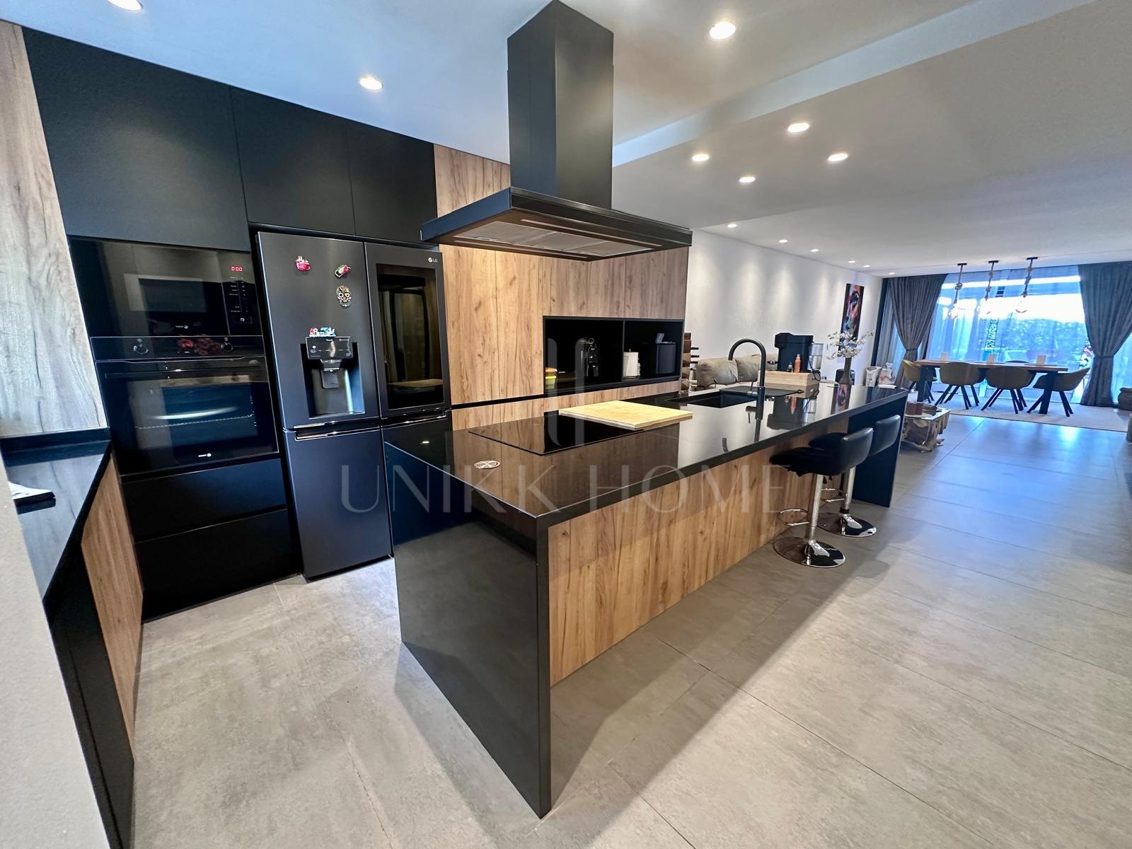 MODERNO APARTAMENTO BAJO - TOTALMENTE REFORMADO Y CON PISCINA PRIVADA.