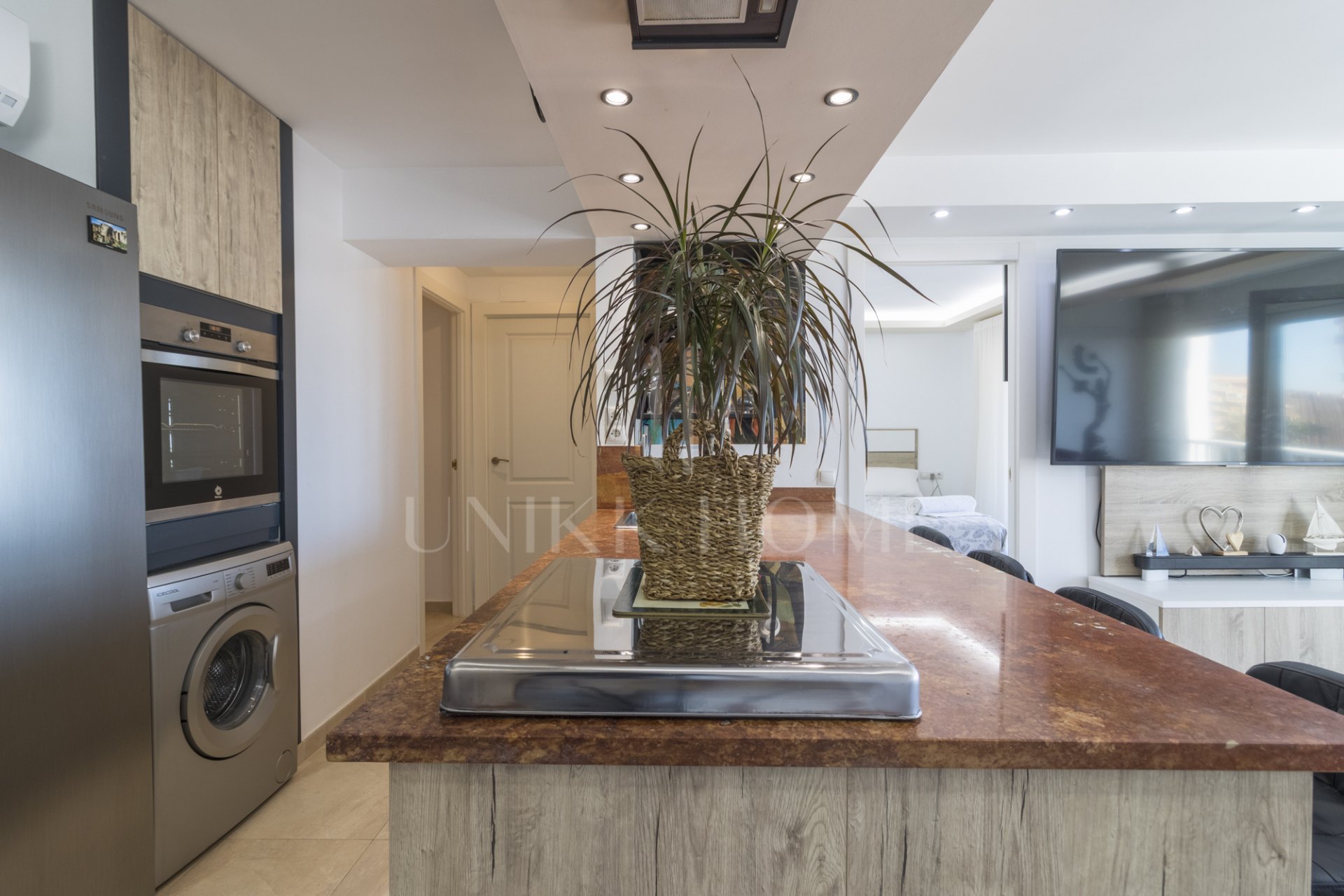 Maravilloso piso en venta, con excelente ubicación, vistas al mar, rodeado de servicios y a pocos minutos andando a la playa.