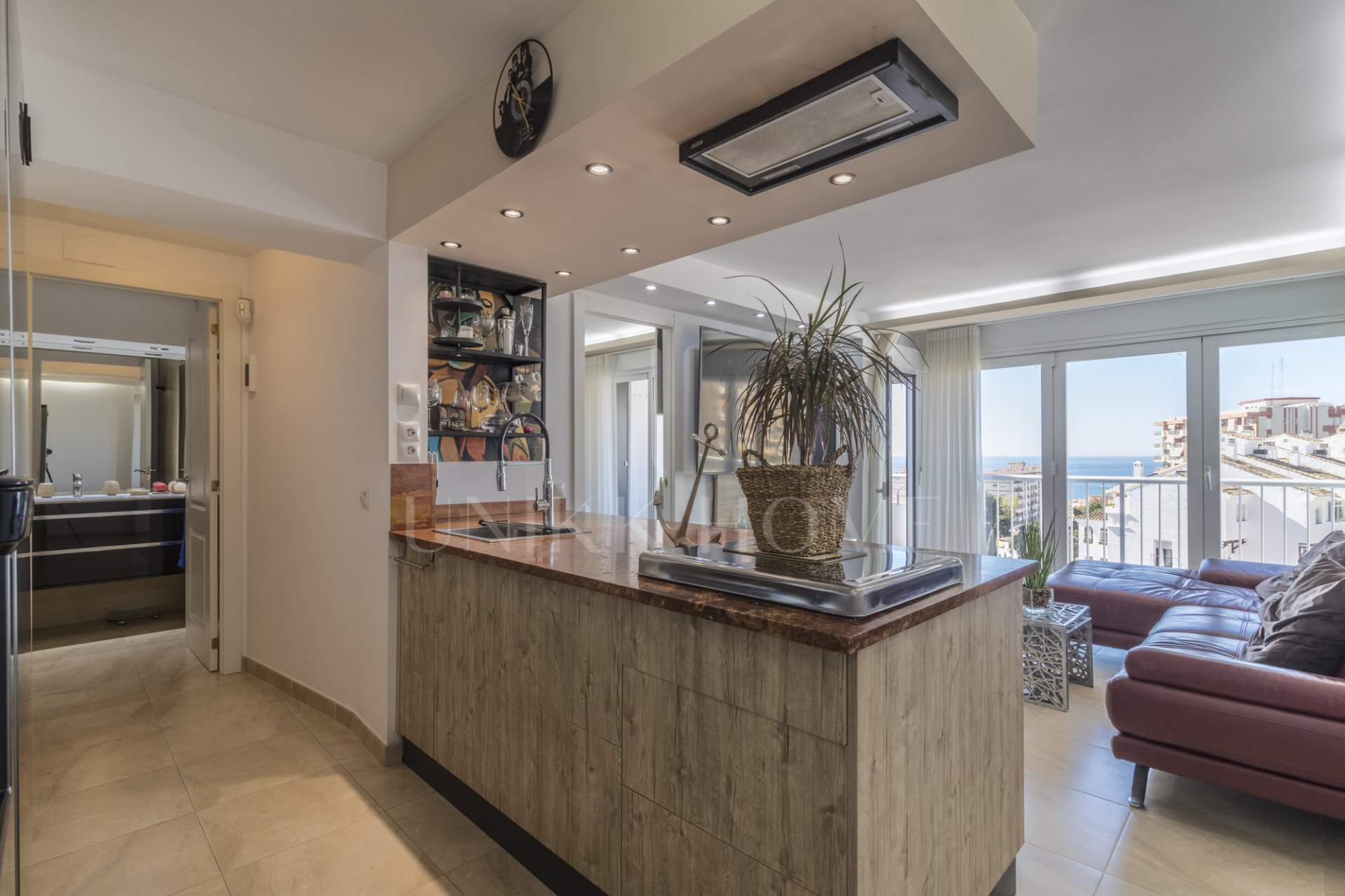 Maravilloso piso en venta, con excelente ubicación, vistas al mar, rodeado de servicios y a pocos minutos andando a la playa.