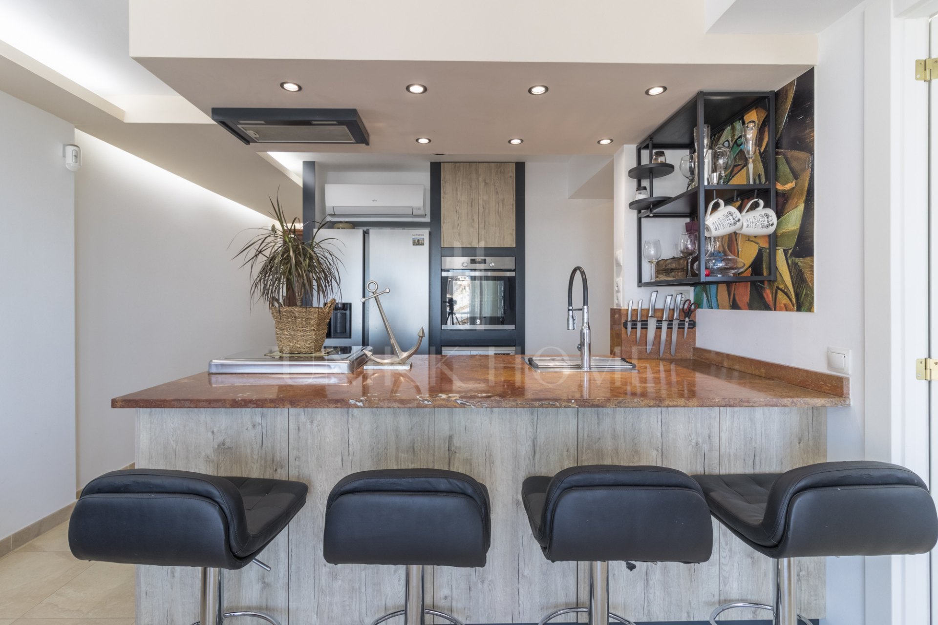 Maravilloso piso en venta, con excelente ubicación, vistas al mar, rodeado de servicios y a pocos minutos andando a la playa.