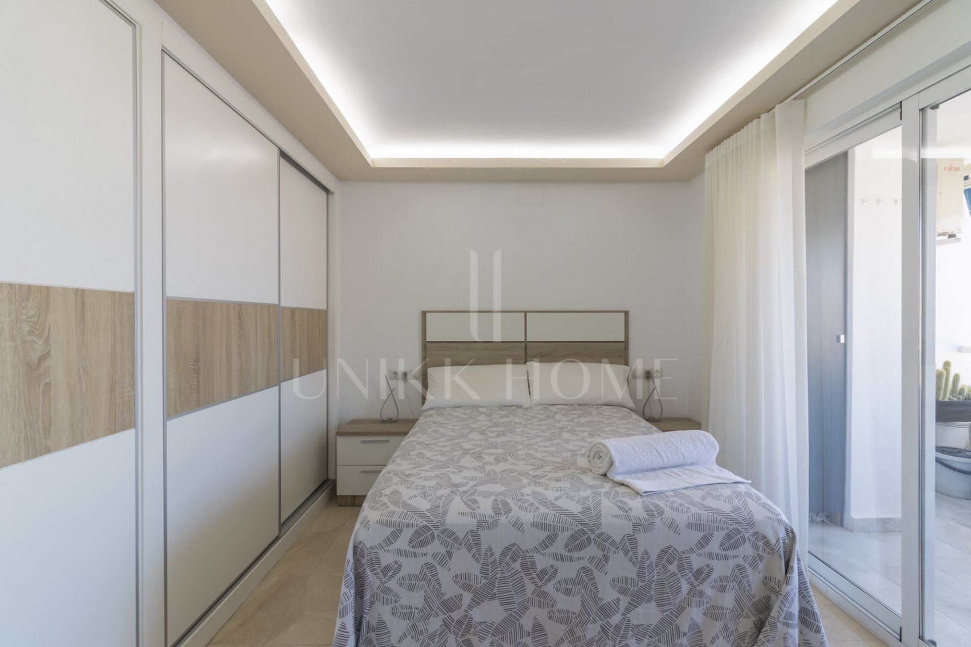 Maravilloso piso en venta, con excelente ubicación, vistas al mar, rodeado de servicios y a pocos minutos andando a la playa.