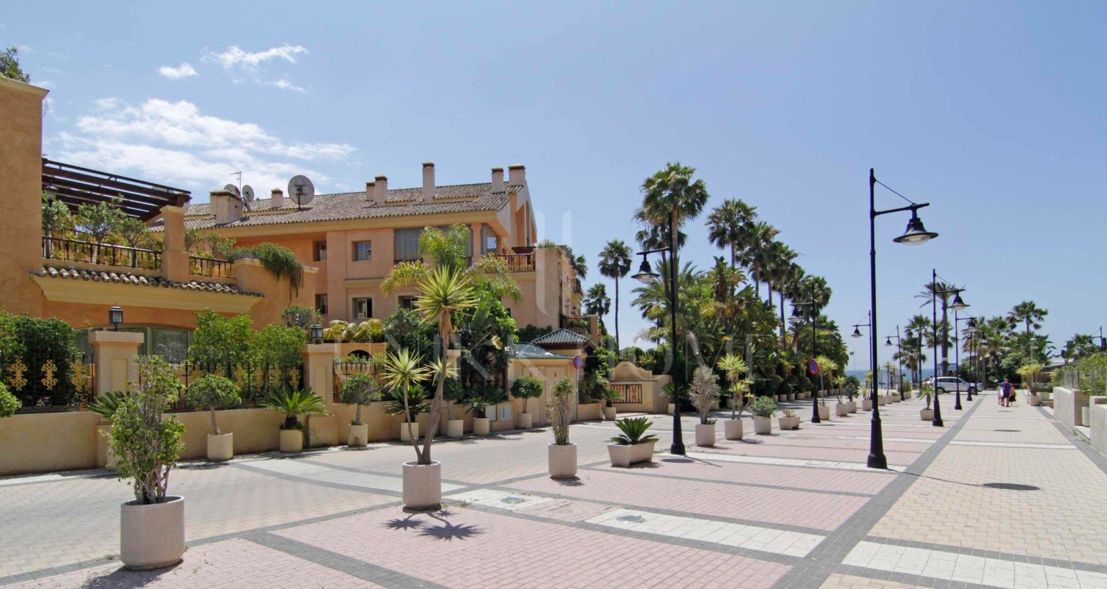 WONDERFUL 3-BEDROOM FRONTLINE BEACH APARTMENT IN A LUXURY GATED COMPLEX IN PUERTO BANUS, MARBELLA