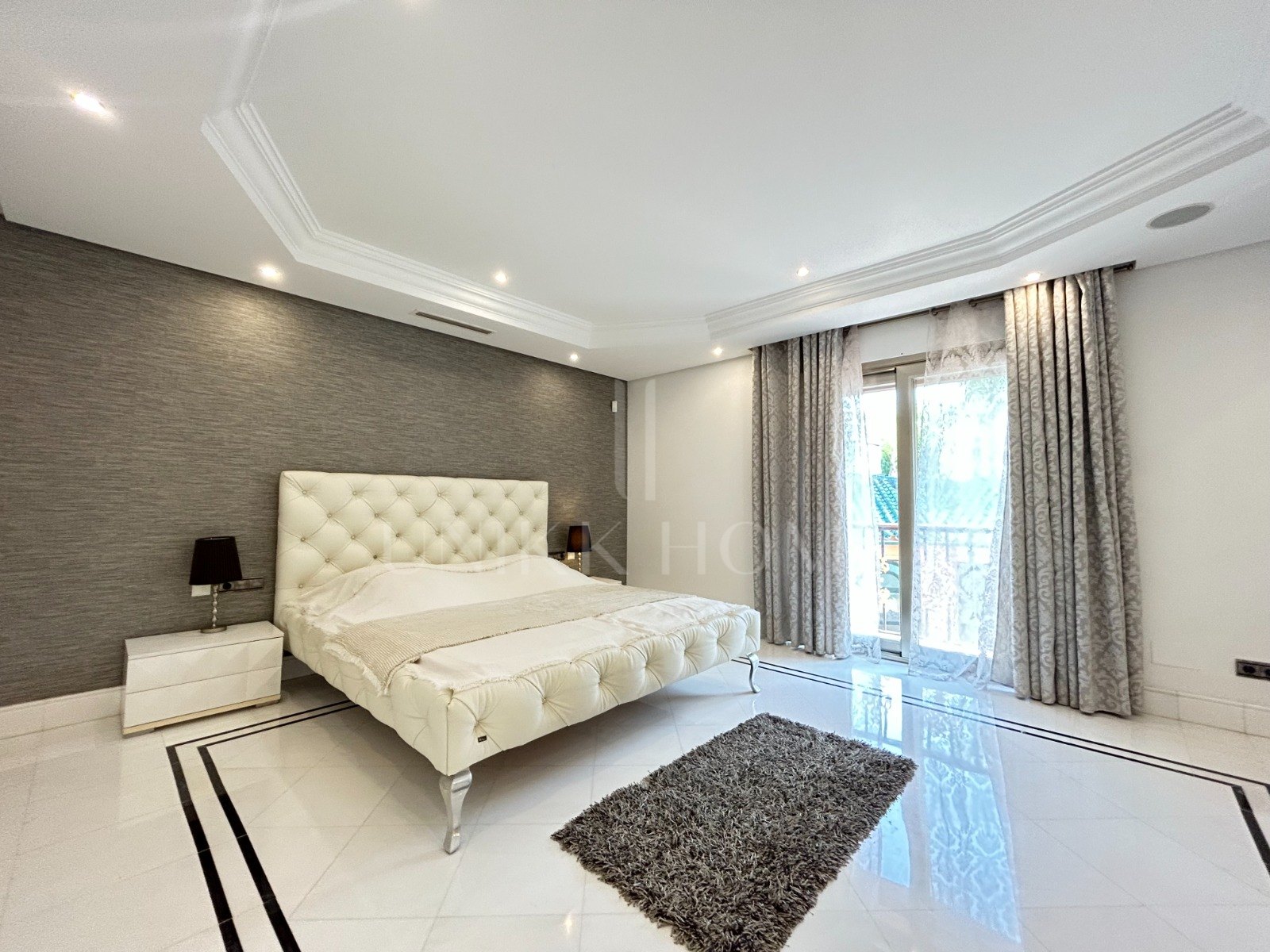 WONDERFUL 3-BEDROOM FRONTLINE BEACH APARTMENT IN A LUXURY GATED COMPLEX IN PUERTO BANUS, MARBELLA