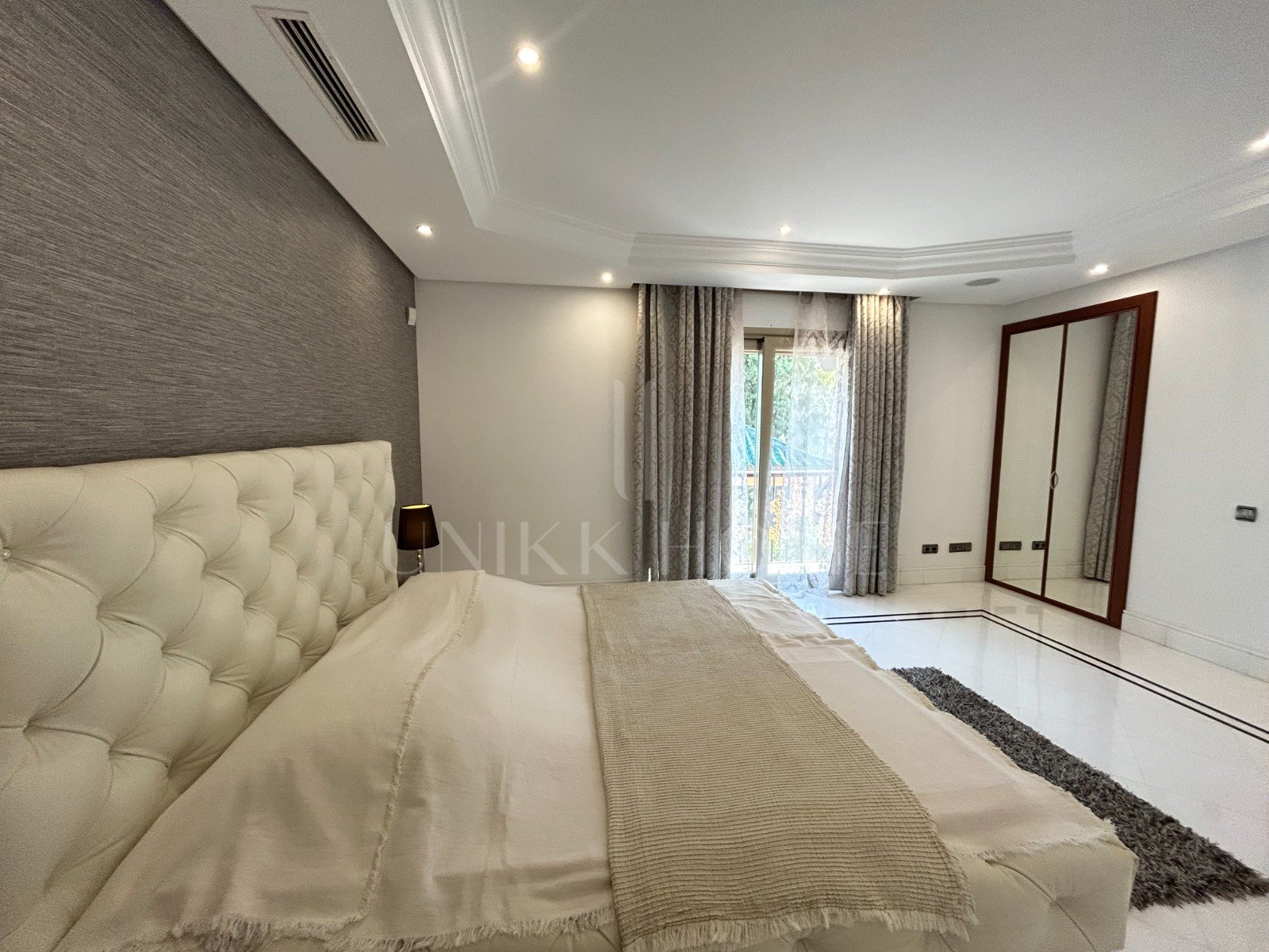 WONDERFUL 3-BEDROOM FRONTLINE BEACH APARTMENT IN A LUXURY GATED COMPLEX IN PUERTO BANUS, MARBELLA