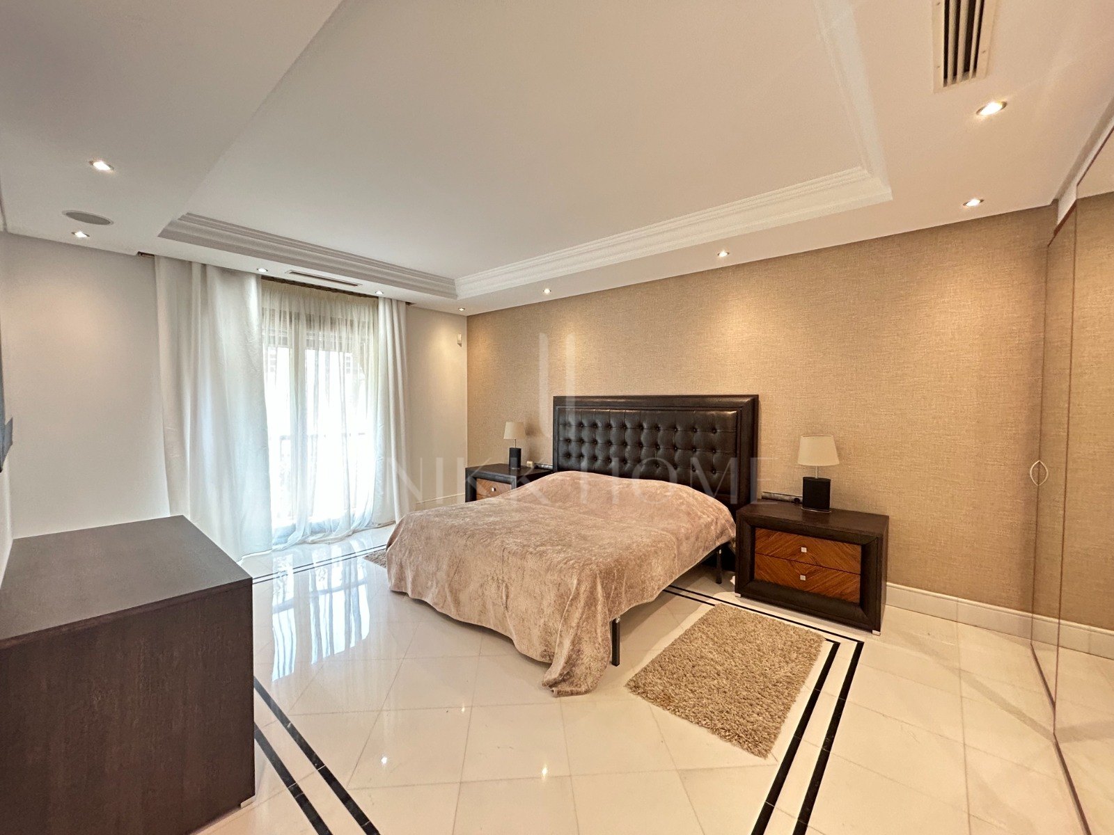 WONDERFUL 3-BEDROOM FRONTLINE BEACH APARTMENT IN A LUXURY GATED COMPLEX IN PUERTO BANUS, MARBELLA