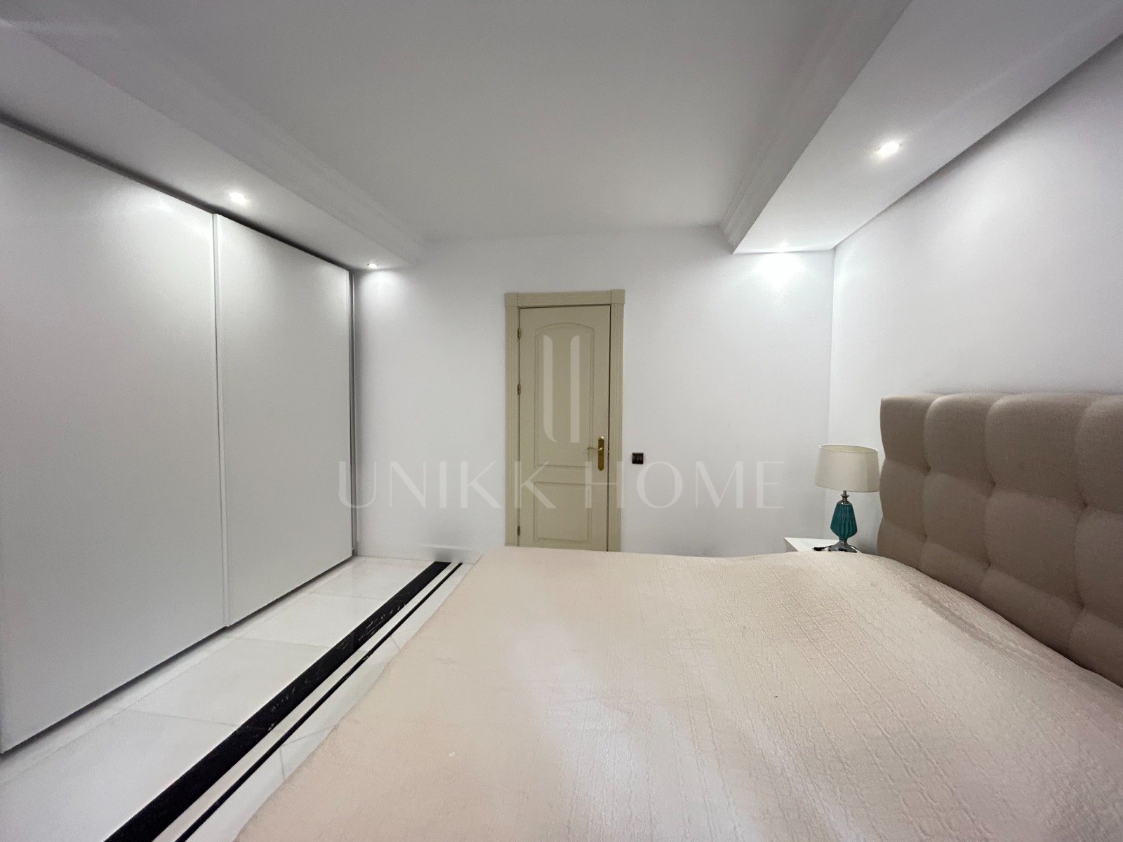 WONDERFUL 3-BEDROOM FRONTLINE BEACH APARTMENT IN A LUXURY GATED COMPLEX IN PUERTO BANUS, MARBELLA