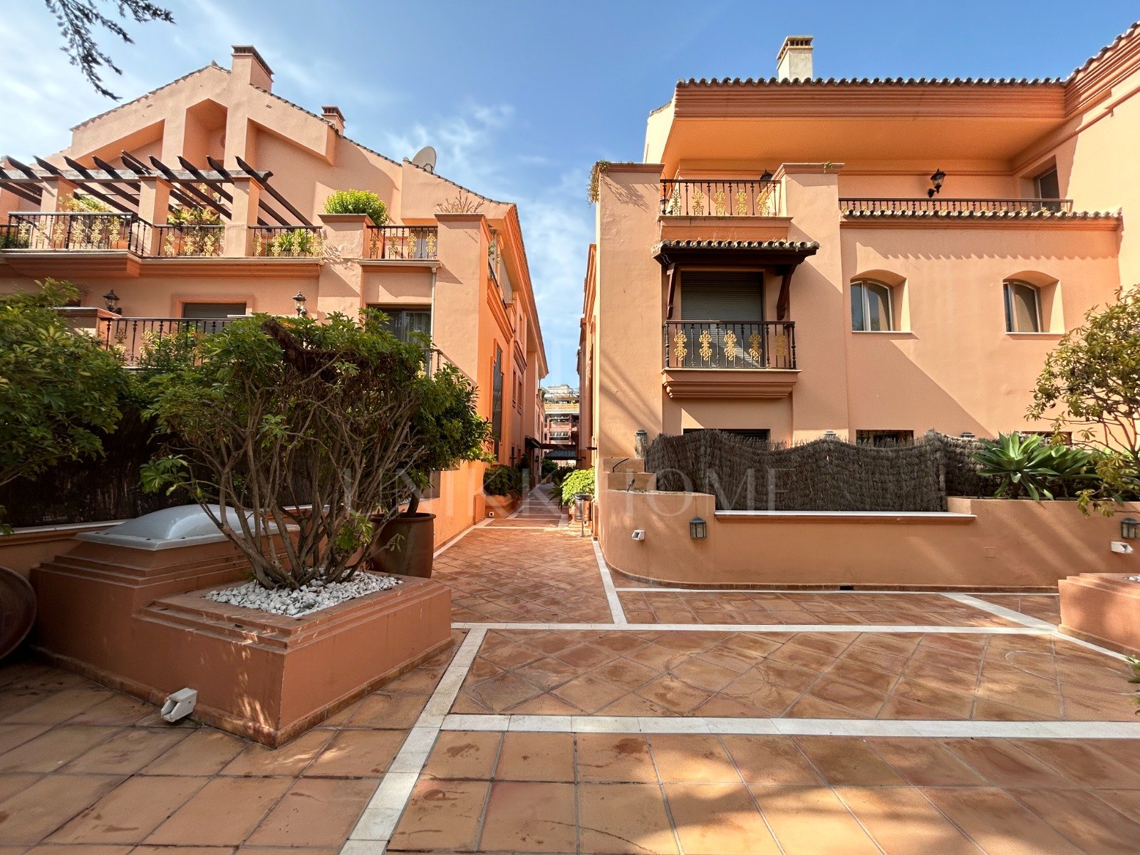 WONDERFUL 3-BEDROOM FRONTLINE BEACH APARTMENT IN A LUXURY GATED COMPLEX IN PUERTO BANUS, MARBELLA