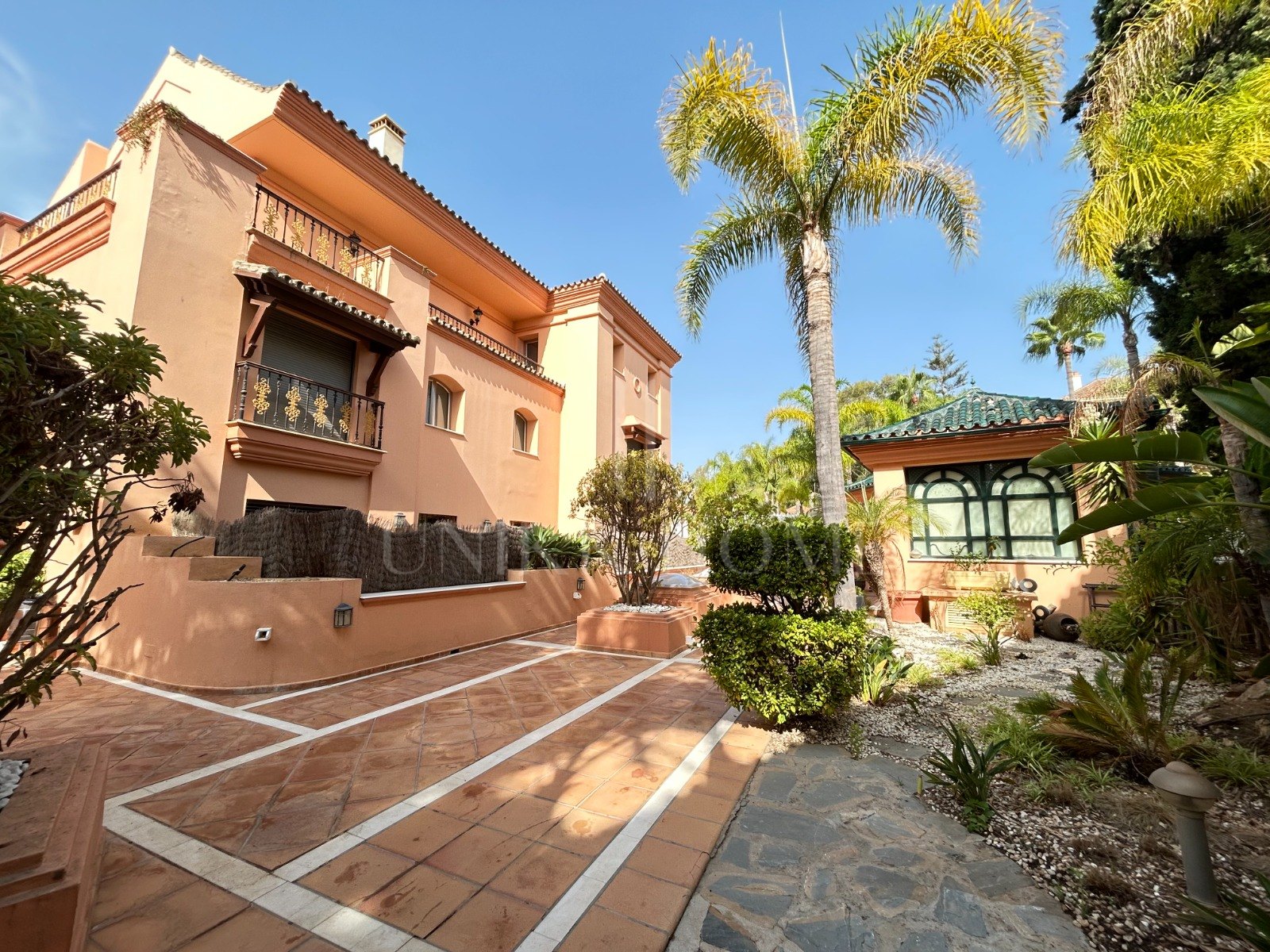 WONDERFUL 3-BEDROOM FRONTLINE BEACH APARTMENT IN A LUXURY GATED COMPLEX IN PUERTO BANUS, MARBELLA