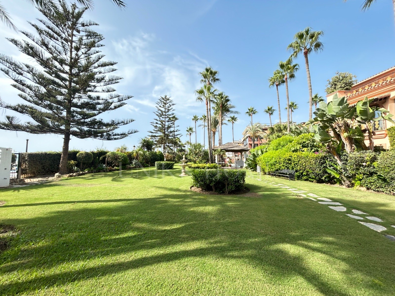 WONDERFUL 3-BEDROOM FRONTLINE BEACH APARTMENT IN A LUXURY GATED COMPLEX IN PUERTO BANUS, MARBELLA