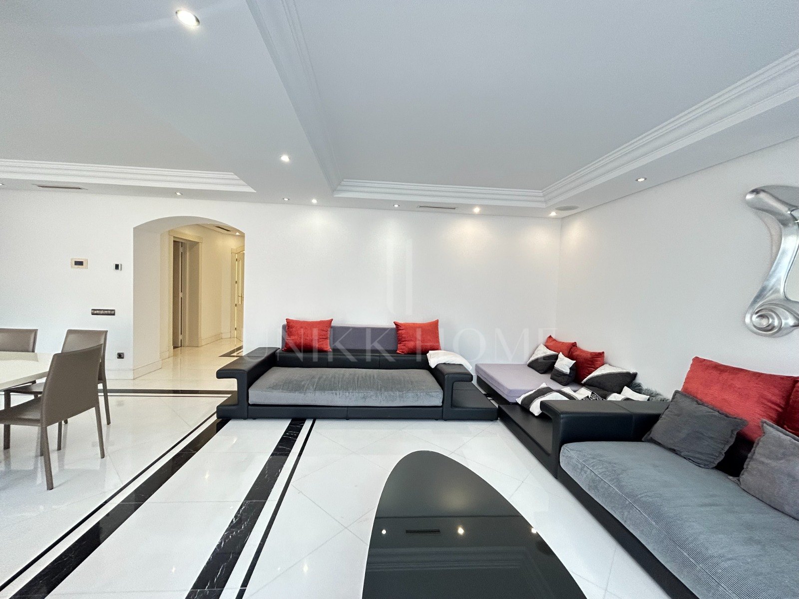 WONDERFUL 3-BEDROOM FRONTLINE BEACH APARTMENT IN A LUXURY GATED COMPLEX IN PUERTO BANUS, MARBELLA