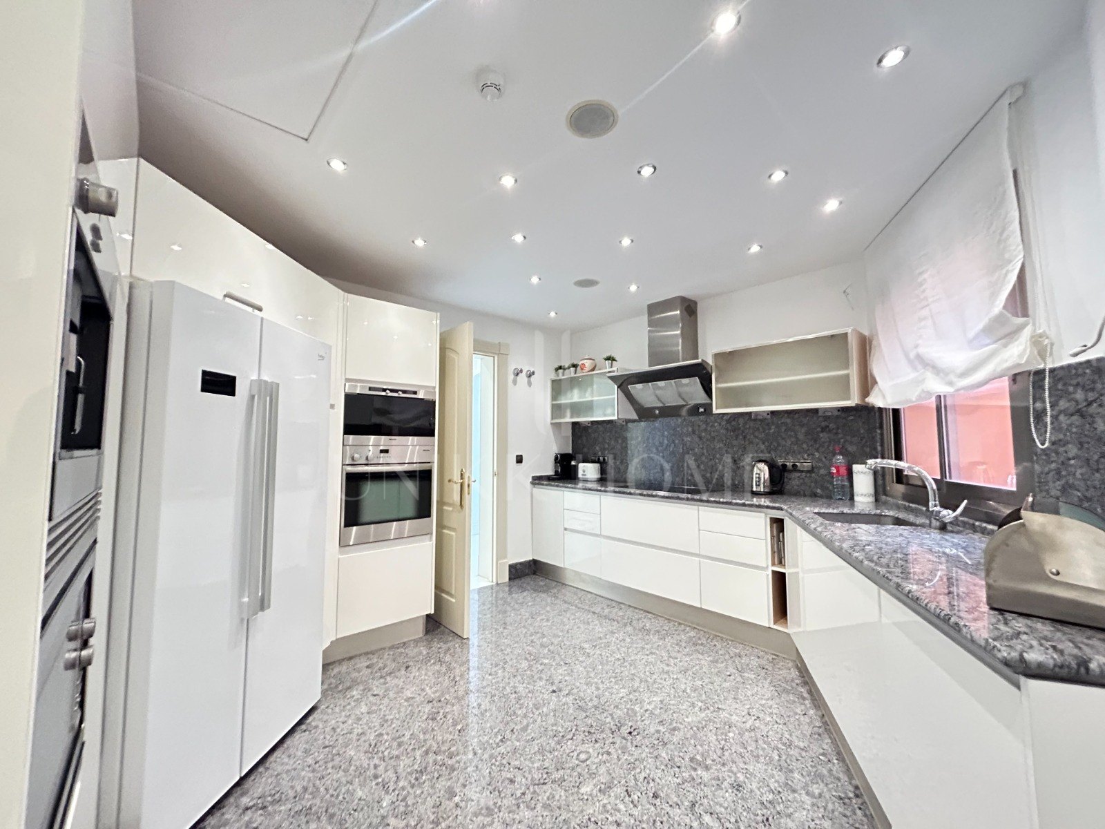 WONDERFUL 3-BEDROOM FRONTLINE BEACH APARTMENT IN A LUXURY GATED COMPLEX IN PUERTO BANUS, MARBELLA