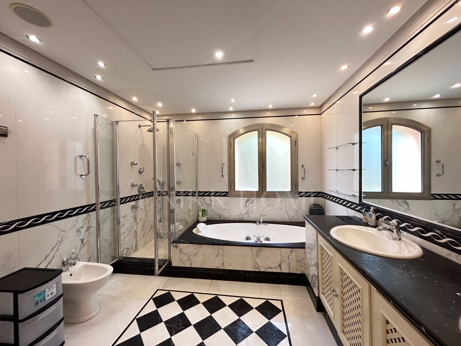 WONDERFUL 3-BEDROOM FRONTLINE BEACH APARTMENT IN A LUXURY GATED COMPLEX IN PUERTO BANUS, MARBELLA