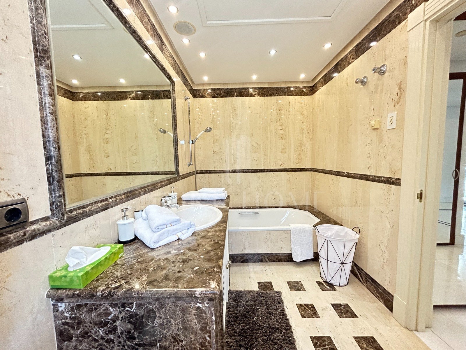 WONDERFUL 3-BEDROOM FRONTLINE BEACH APARTMENT IN A LUXURY GATED COMPLEX IN PUERTO BANUS, MARBELLA