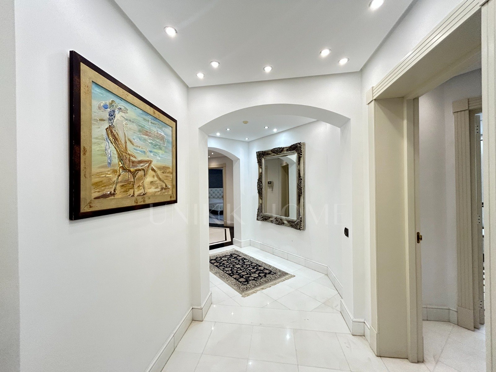 WONDERFUL 3-BEDROOM FRONTLINE BEACH APARTMENT IN A LUXURY GATED COMPLEX IN PUERTO BANUS, MARBELLA