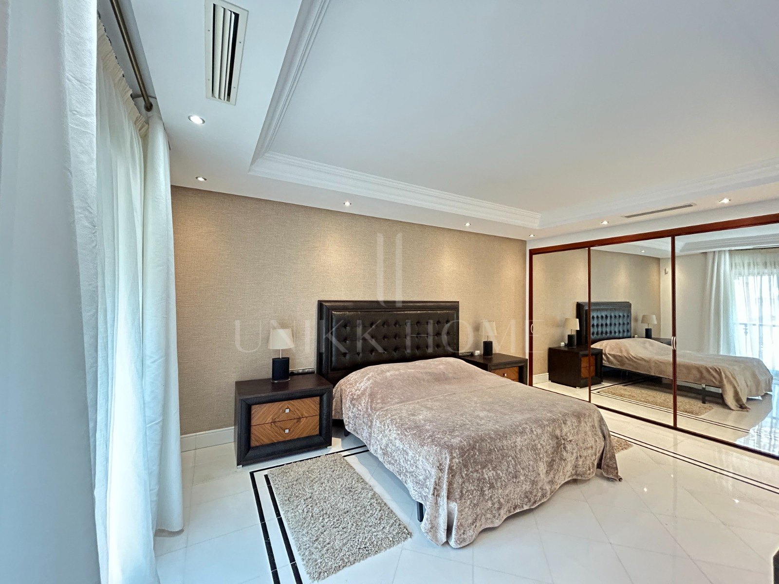 WONDERFUL 3-BEDROOM FRONTLINE BEACH APARTMENT IN A LUXURY GATED COMPLEX IN PUERTO BANUS, MARBELLA