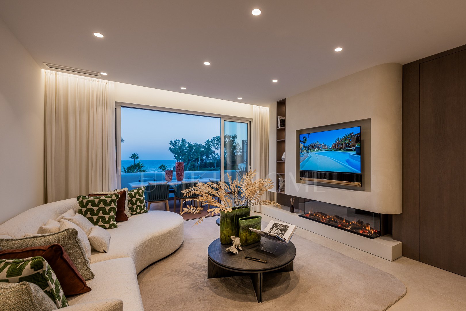 Ático completamente renovado cuenta con vistas despejadas al mar