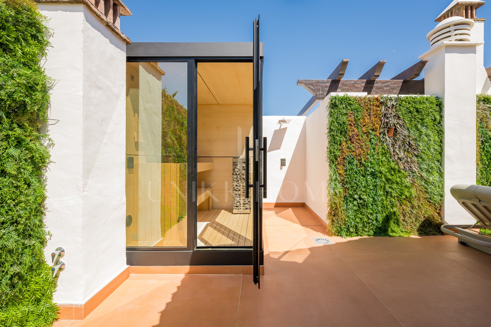 Ático completamente renovado cuenta con vistas despejadas al mar