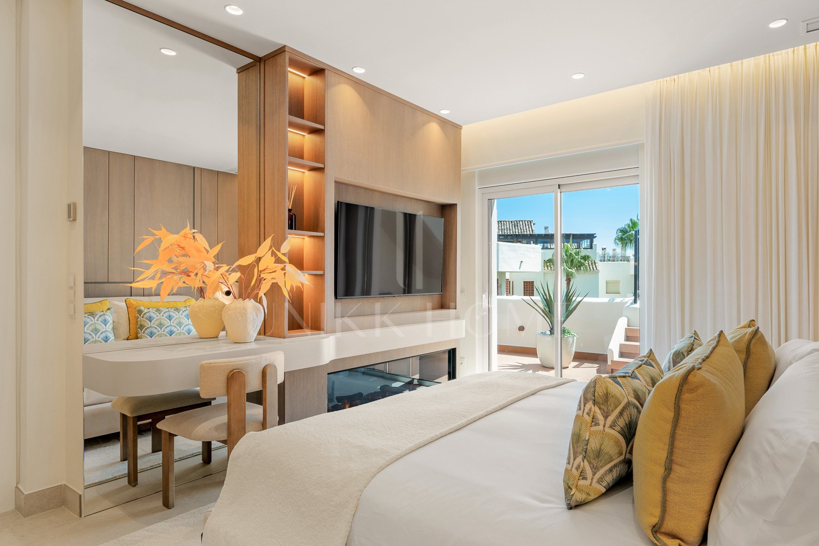 Ático completamente renovado cuenta con vistas despejadas al mar