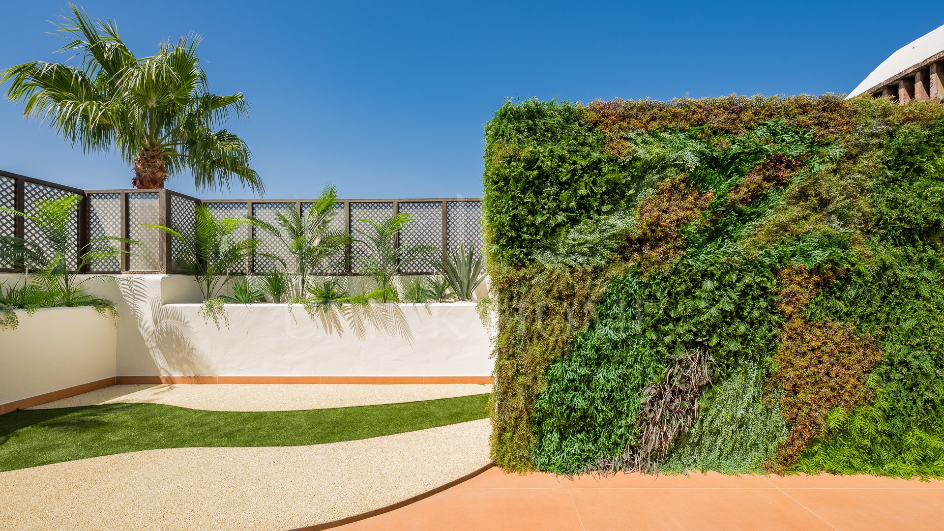 Ático completamente renovado cuenta con vistas despejadas al mar