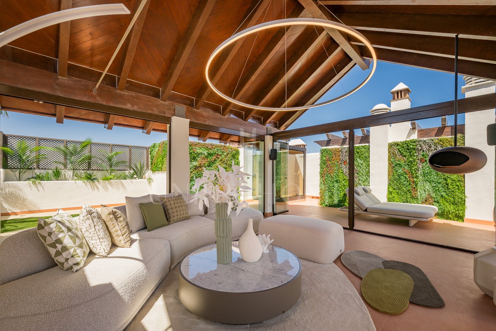 Ático completamente renovado cuenta con vistas despejadas al mar