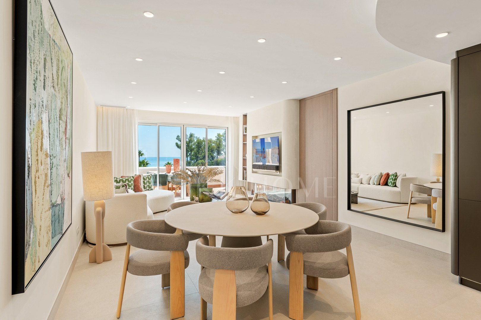 Ático completamente renovado cuenta con vistas despejadas al mar