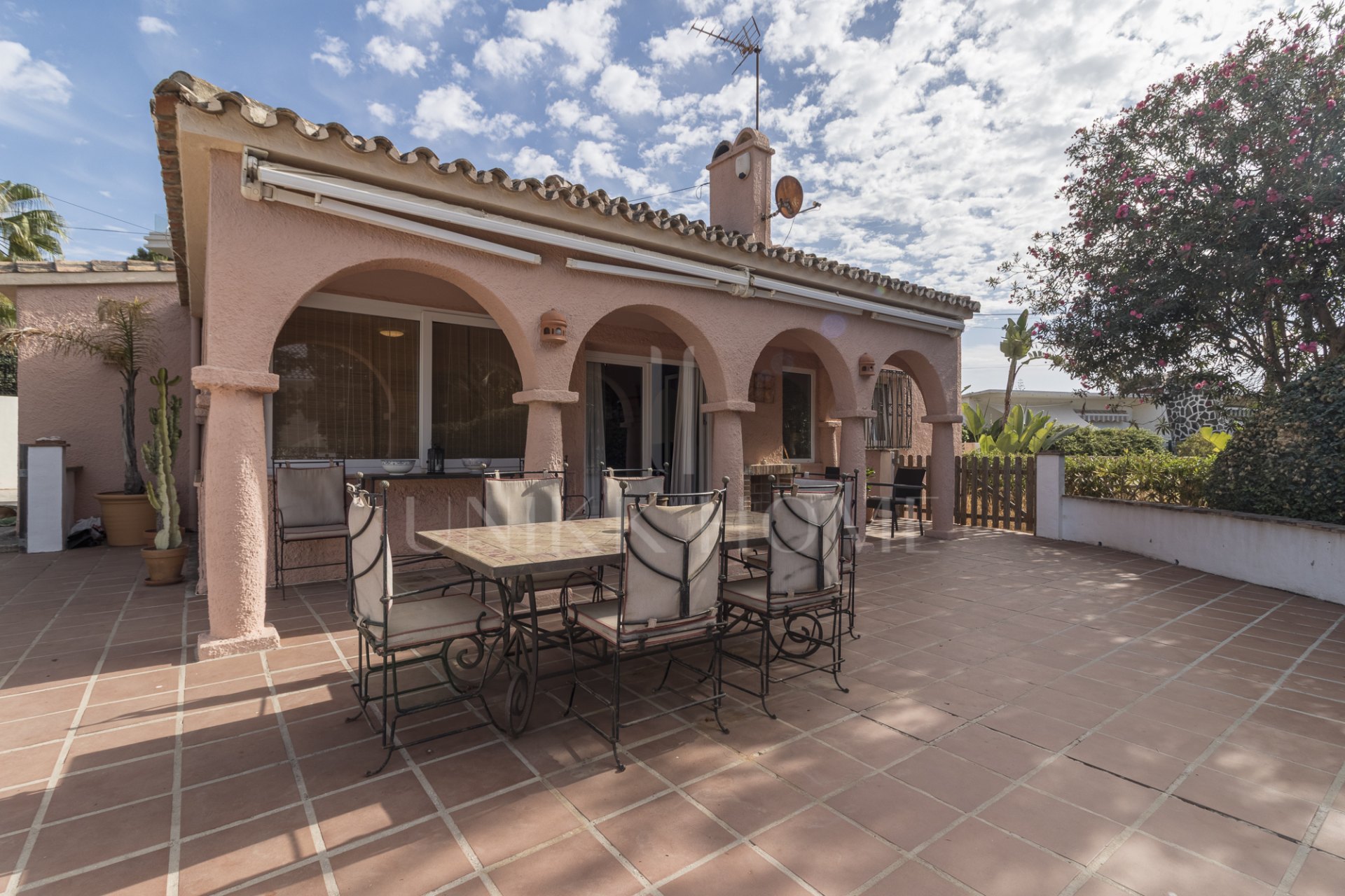 Exclusiva villa en venta en Marbella Este – Urbanización Costabella, segunda línea de playa