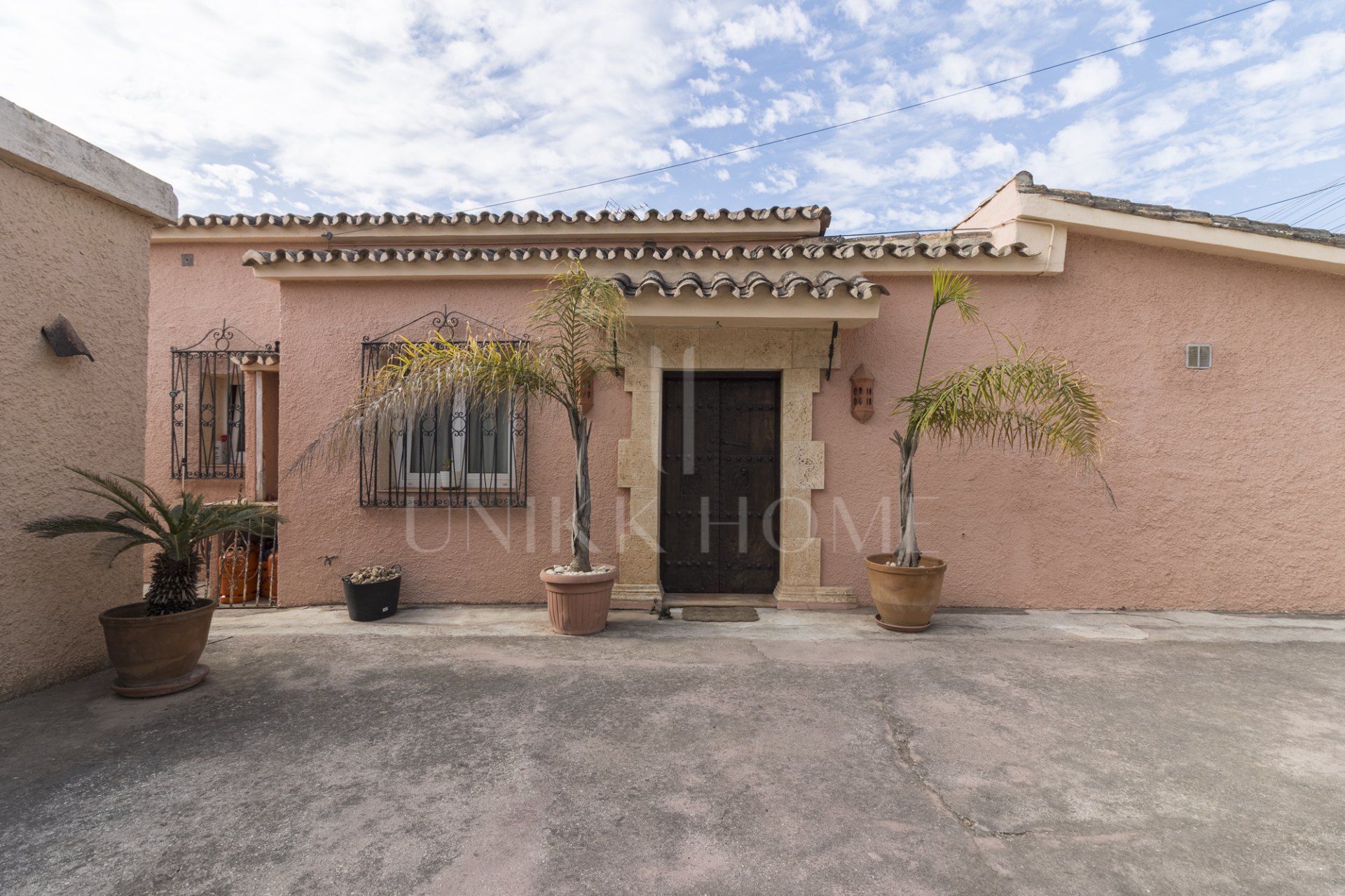 Exclusiva villa en venta en Marbella Este – Urbanización Costabella, segunda línea de playa