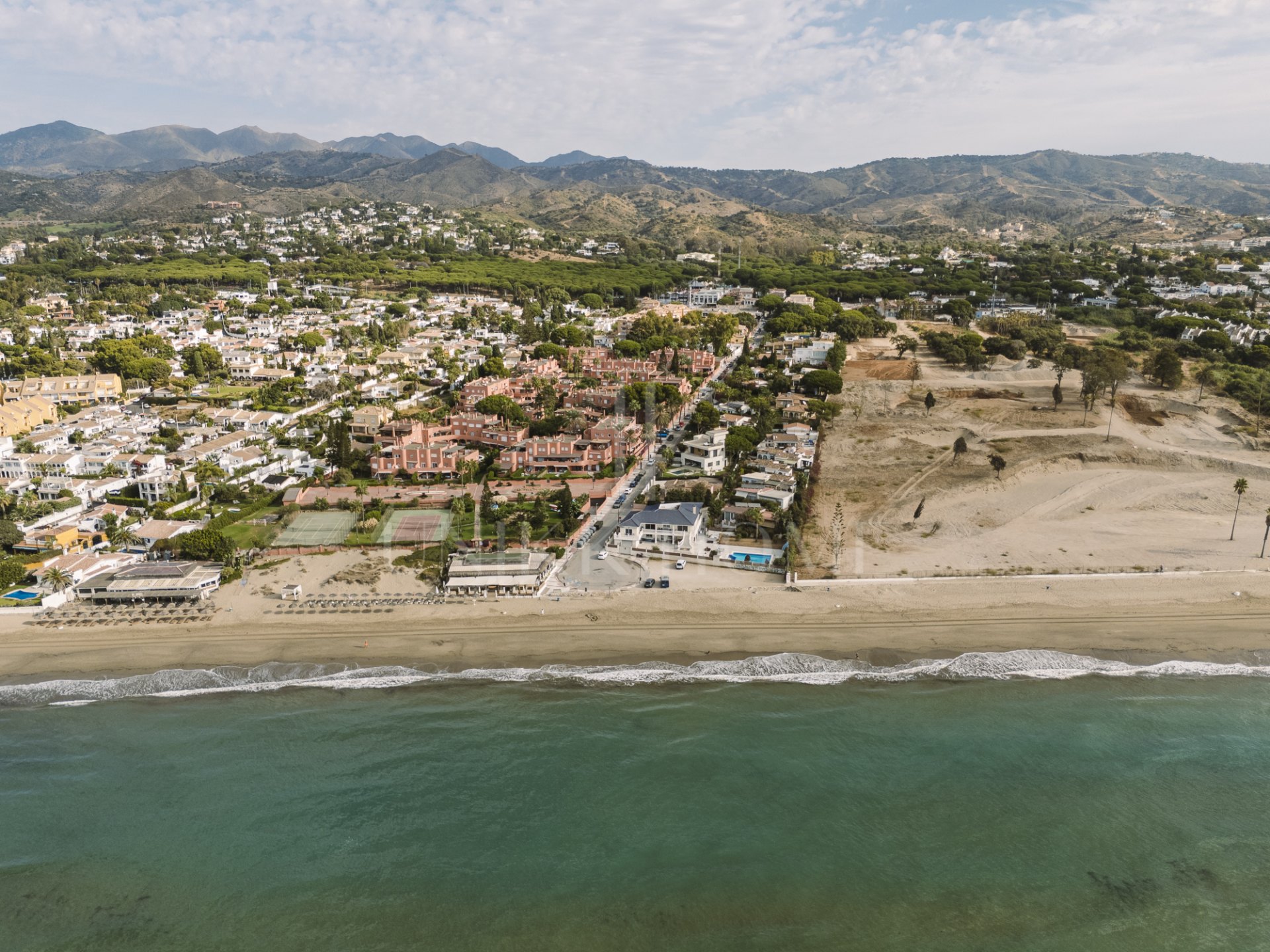 Exclusiva villa en venta en Marbella Este – Urbanización Costabella, segunda línea de playa