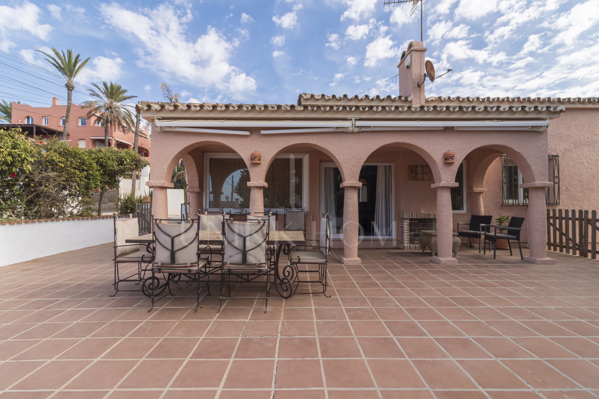 Exclusiva villa en venta en Marbella Este – Urbanización Costabella, segunda línea de playa