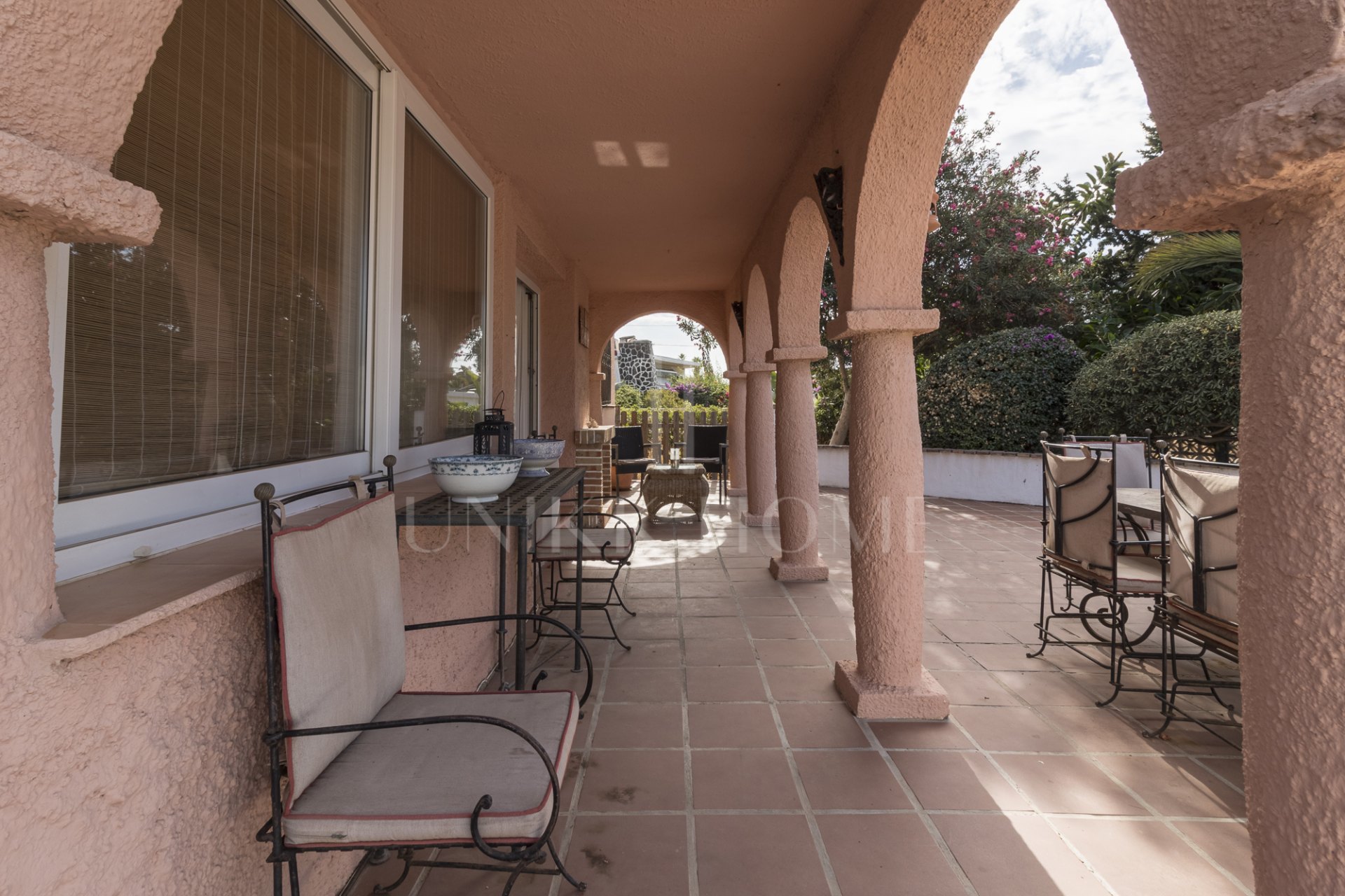 Exclusiva villa en venta en Marbella Este – Urbanización Costabella, segunda línea de playa