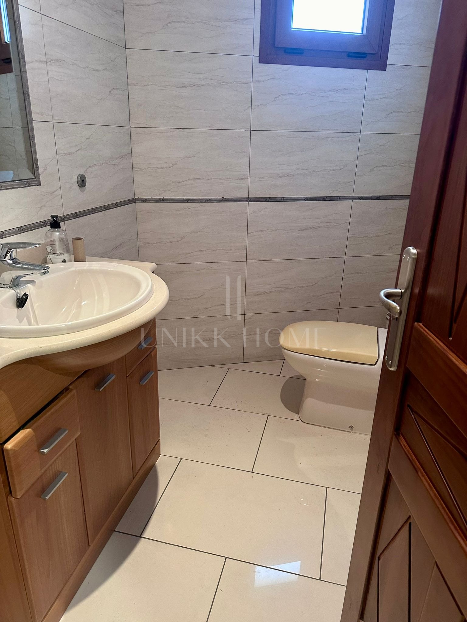 Magnificent premises located in the heart of Cabopino-Artola's commercial center (Marbella East).