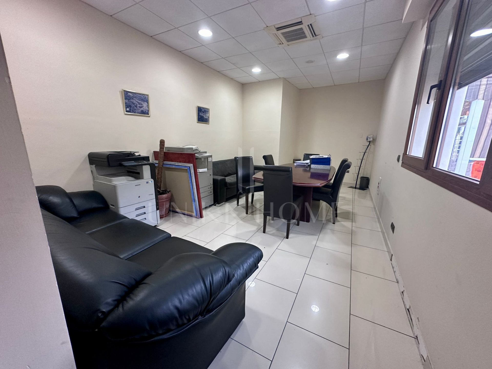 Magnificent premises located in the heart of Cabopino-Artola's commercial center (Marbella East).