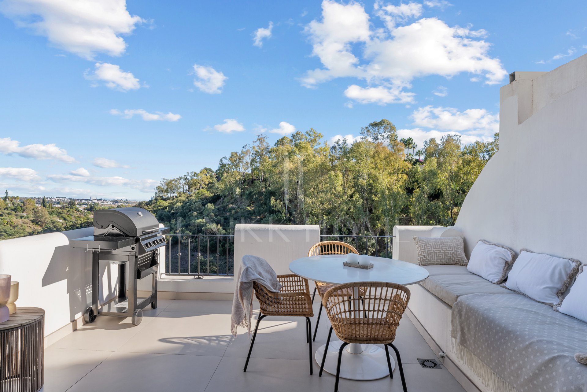 Apartment for sale in Puerto del Almendro, Benahavis