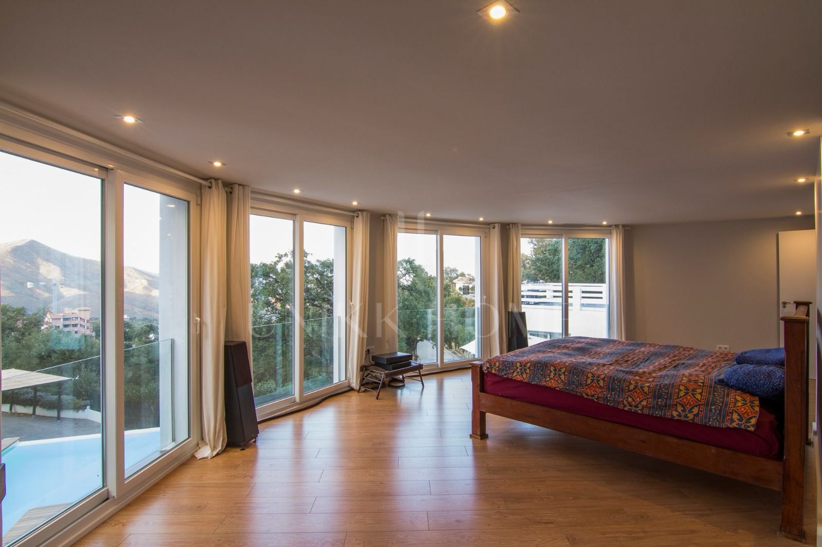 Independent villa in La Mairena with heated swimming pool, solar panels, private garden and excellent seasonal rental potential, set in a peaceful residential area close to Marbella and international schools.