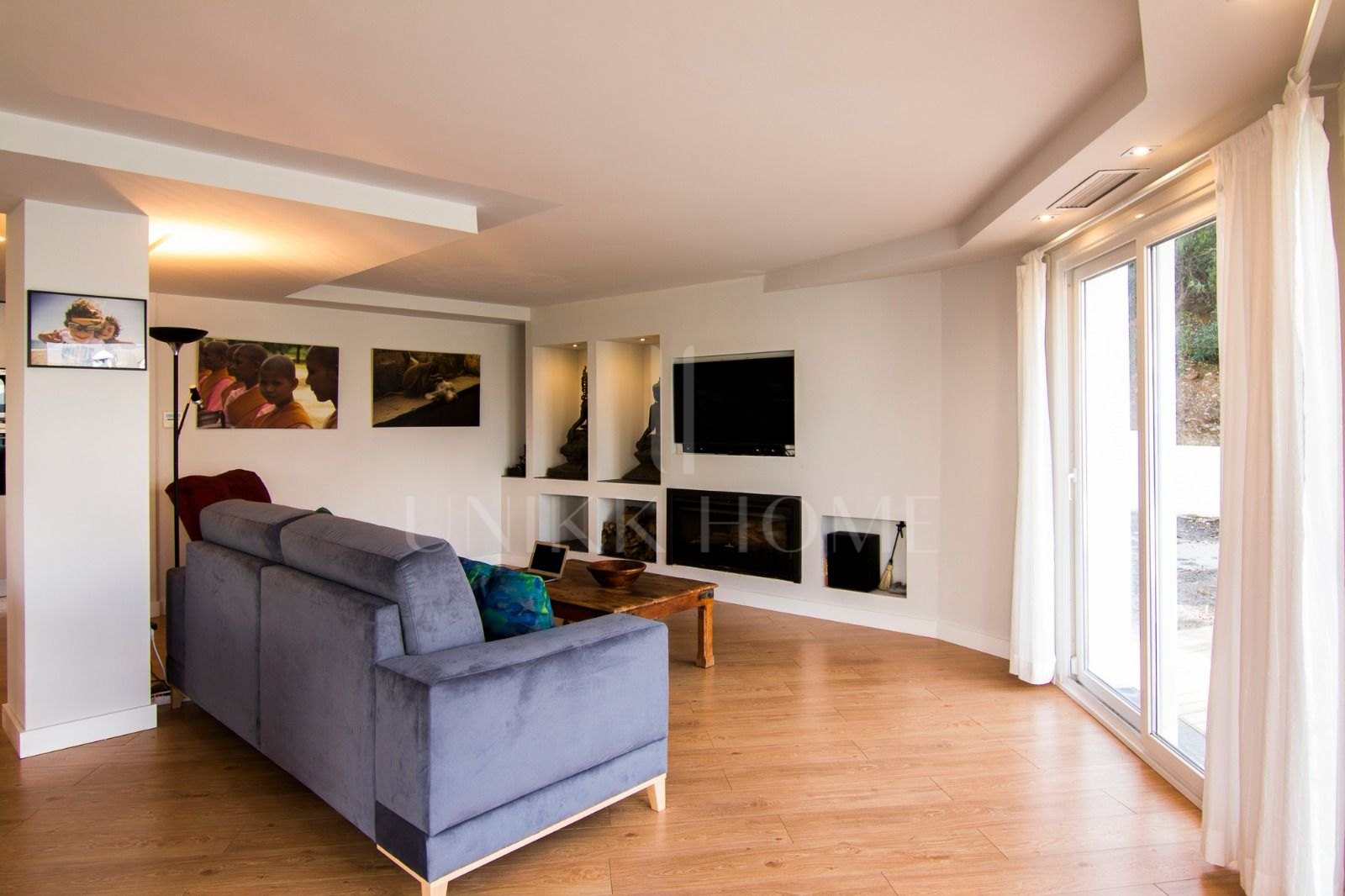 Independent villa in La Mairena with heated swimming pool, solar panels, private garden and excellent seasonal rental potential, set in a peaceful residential area close to Marbella and international schools.