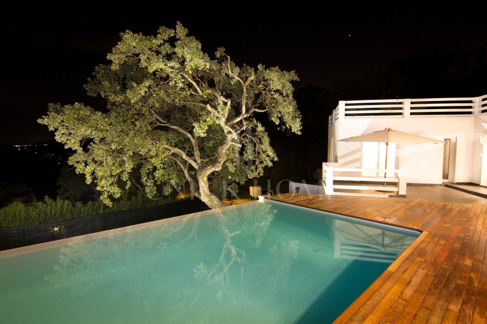 Independent villa in La Mairena with heated swimming pool, solar panels, private garden and excellent seasonal rental potential, set in a peaceful residential area close to Marbella and international schools.