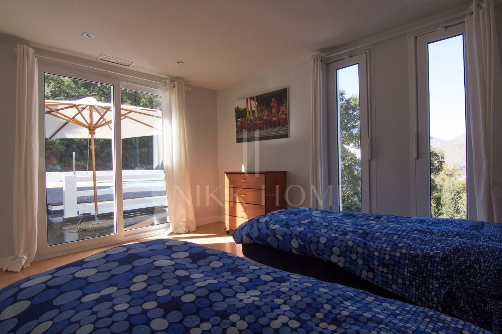 Independent villa in La Mairena with heated swimming pool, solar panels, private garden and excellent seasonal rental potential, set in a peaceful residential area close to Marbella and international schools.