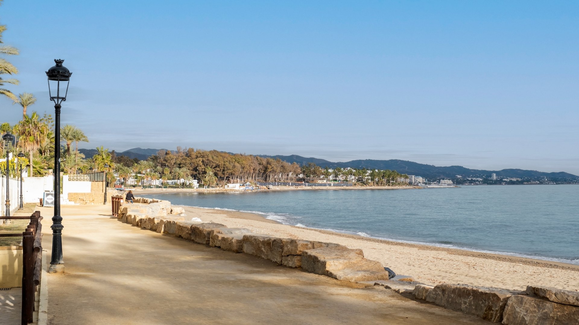 Image of the promenade on the Golden Mile in Marbella