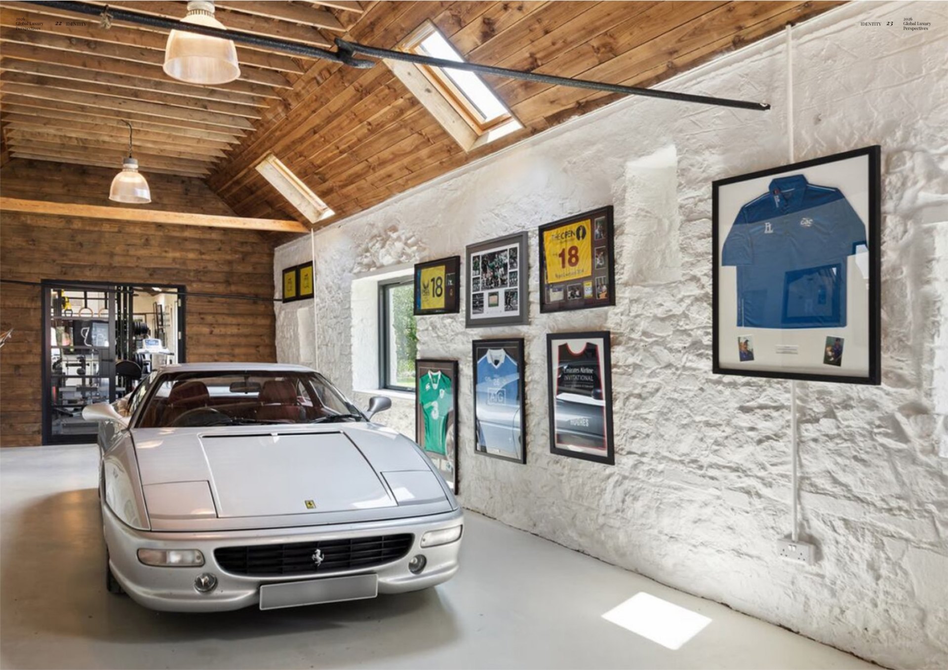 Garaje privado con Ferrari y colección personal enmarcada, ejemplo de vivienda de lujo personalizada