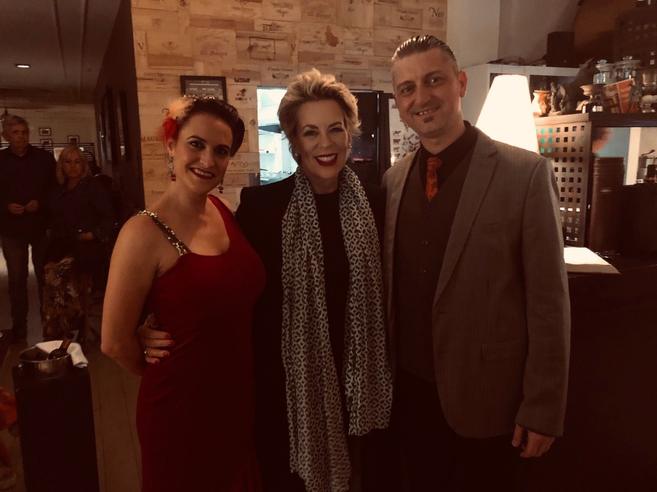 stephanie-noll-with-argentinian-tango-dancers-la-quinta-restaurant-may-2021