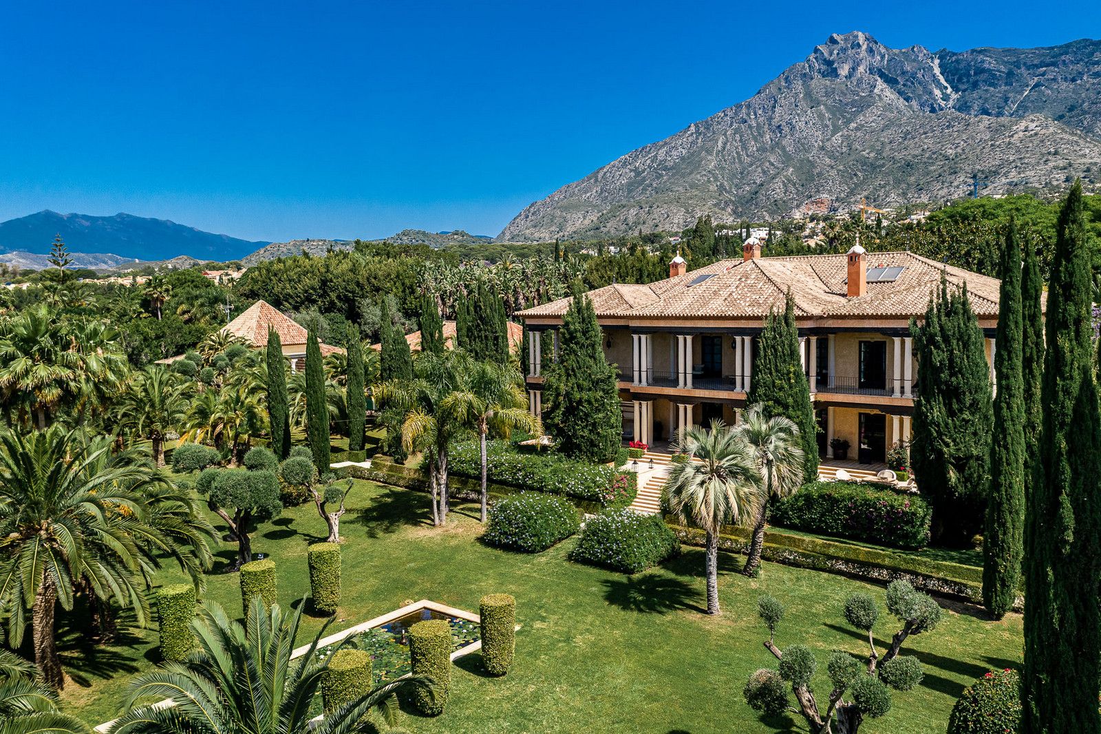 Villa Marbella, Nagueles