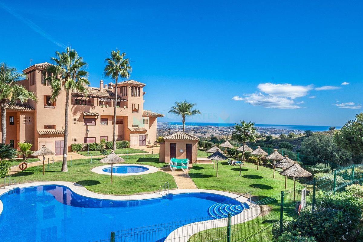 Penthouse for sale in La Mairena, Marbella East