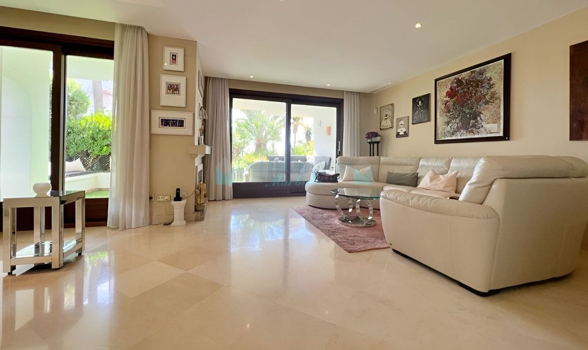 Semi Detached Villa for sale in Benahavis