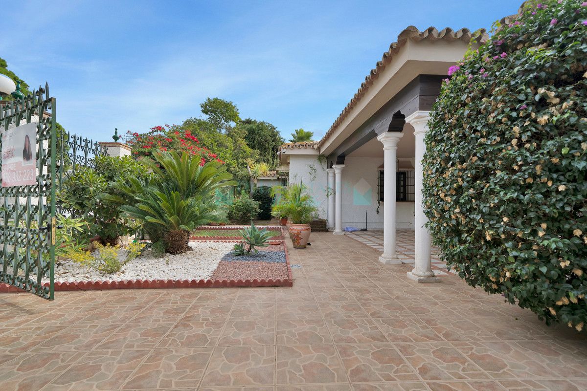 Villa for sale in Cabopino, Marbella East