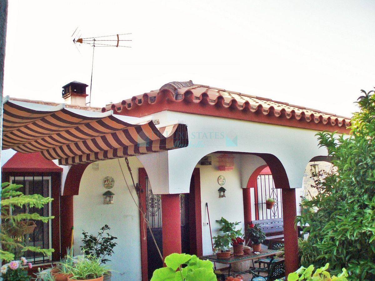 Villa for sale in Estepona